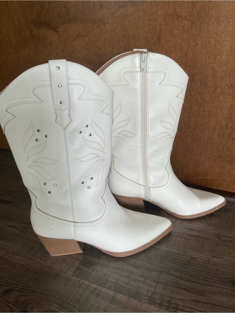 New white boots, size 8.5, side bullets, brand new